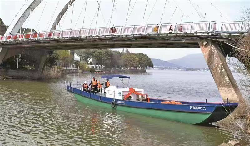 Electric fishing boat